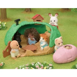 Sylvanian Families Lekesett m/ figur og tilbehør - Pinnsvinbaby Gjemmested 5453