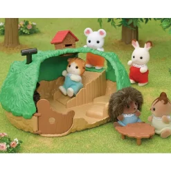 Sylvanian Families Lekesett m/ figur og tilbehør - Pinnsvinbaby Gjemmested 5453