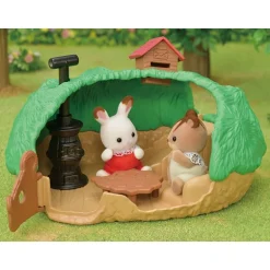 Sylvanian Families Lekesett m/ figur og tilbehør - Pinnsvinbaby Gjemmested 5453